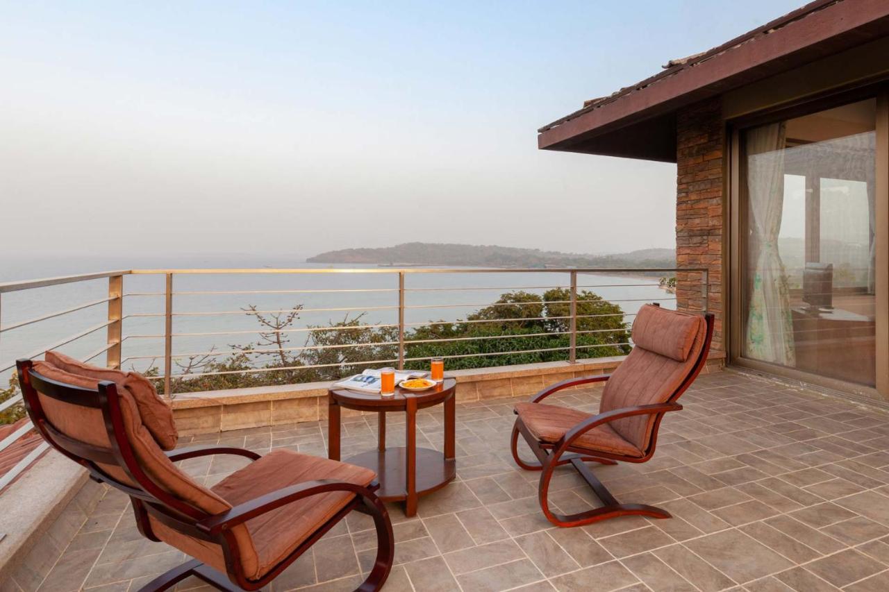 אליבג The Blue Horizon By Stayvista - Featuring A Beach-View Villa With A Swimming Pool, Indoor Games, And A Relaxing Balcony מראה חיצוני תמונה